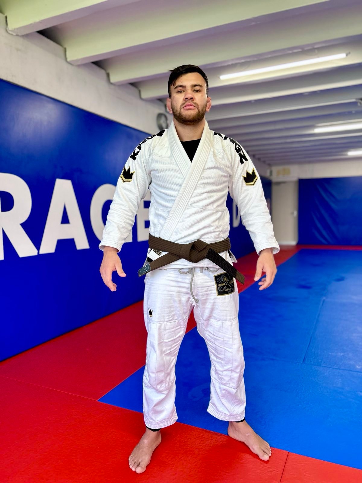 Kelinho Ávila standing confidently in his Jiu-Jitsu gi