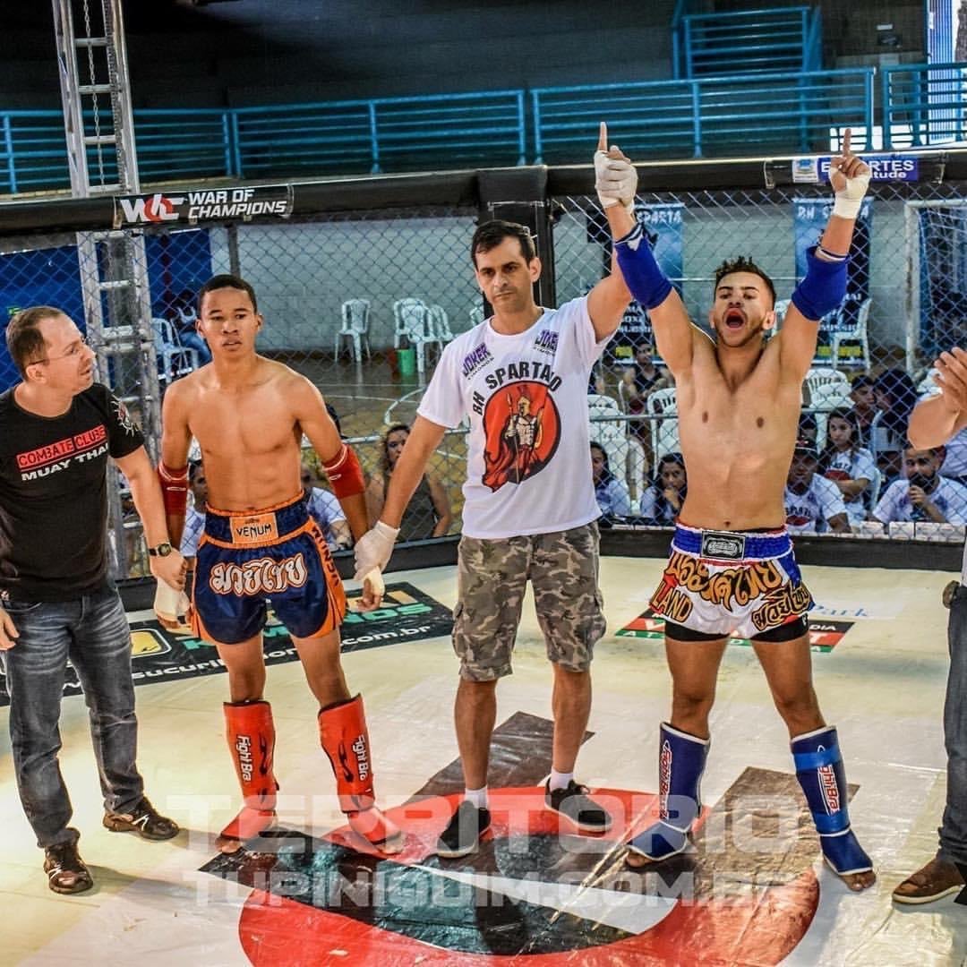 Kelinho Ávila celebrating with arms raised after a win