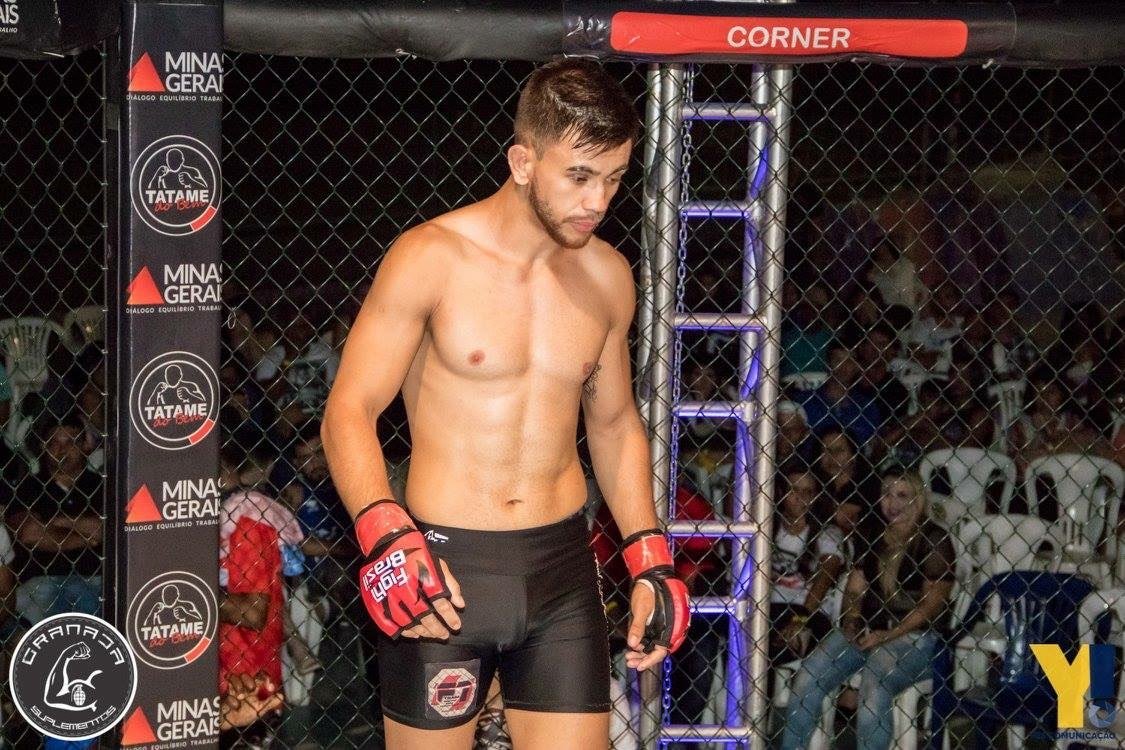 Kelinho Ávila in his corner before a fight