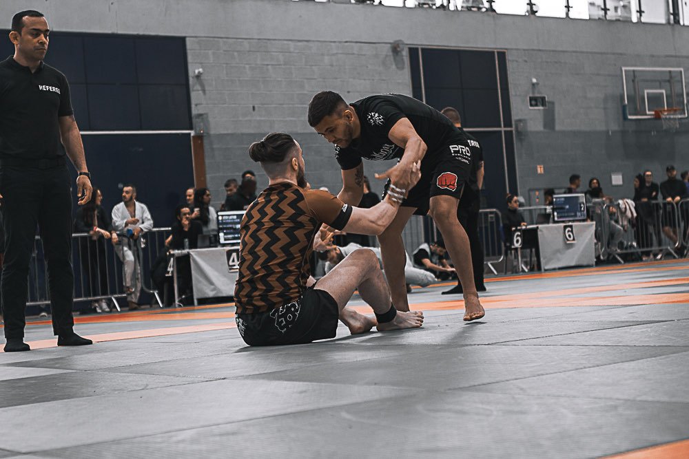 Kelinho Ávila in a grappling exchange during competition