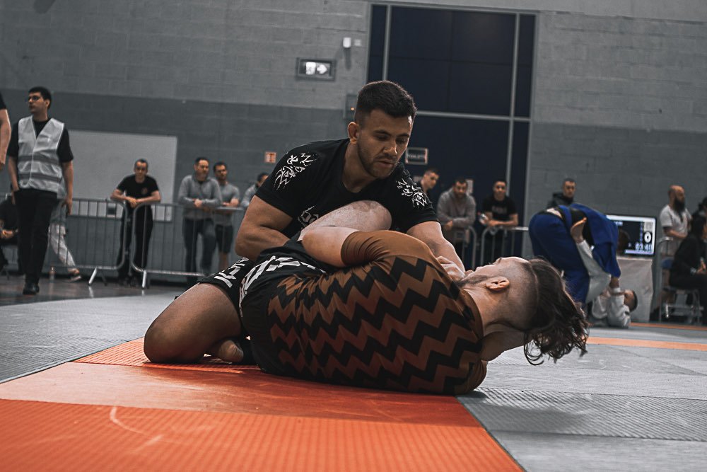 Kelinho Ávila controlling an opponent on the mat