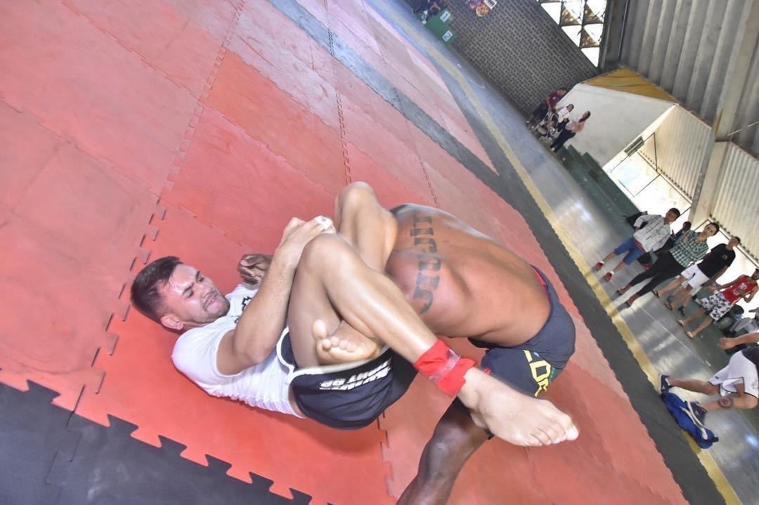 Kelinho Ávila finishing a submission during a grappling match