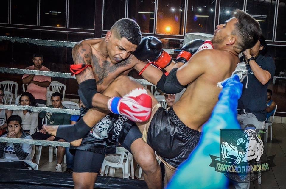 Kelinho Ávila exchanging strikes in the ring