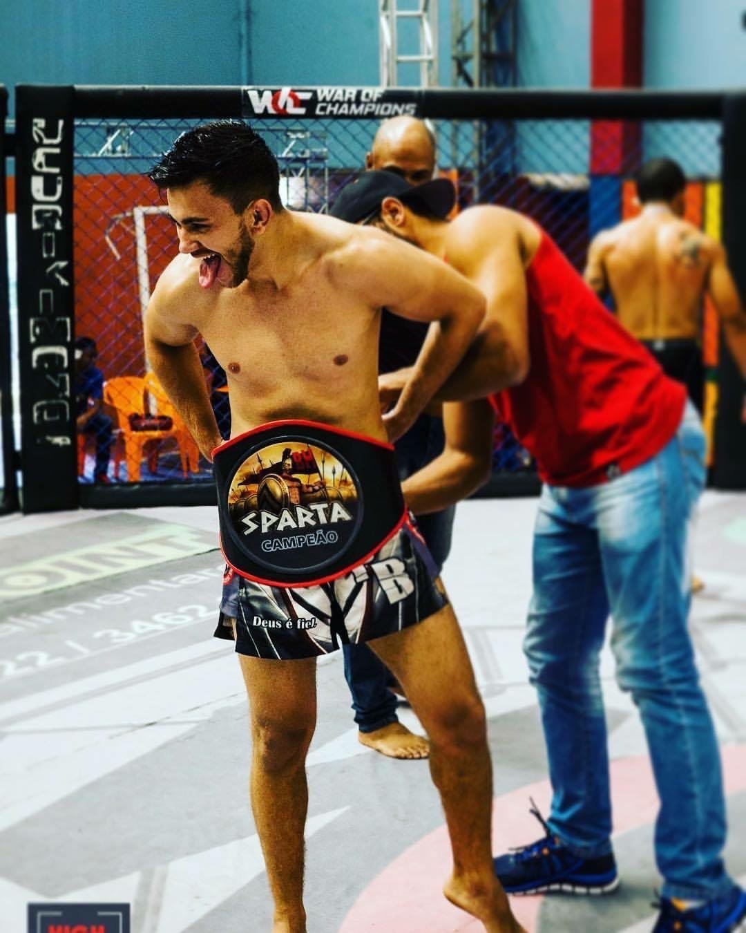 Kelinho Ávila celebrating a hard-earned win